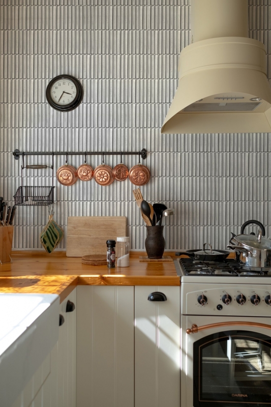 Hand-patterned ceramic mosaic rods retro vintage 50s 60s straps white glossy speckled MOS24-CS66_m