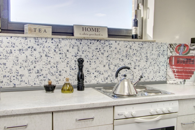 Hand-patterned mosaic tile retro vintage ceramic white blue flower kitchen splashback MOS18D-1404_m